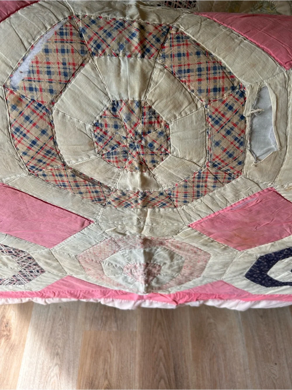 Vintage Handmade Dresden Plate Quilt
